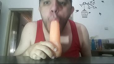 Chupando en juguete de mami 20