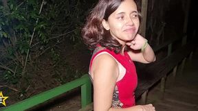 dogging com safadinha de 18 fodendo com pauzudo no mato