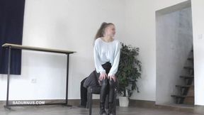 Bonnie Dolce has fun on the slave's face A wmv