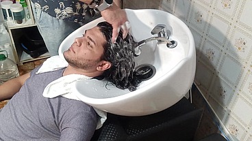 Lavando o cabelo para cortar