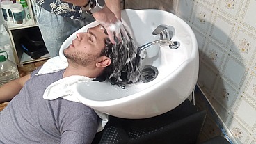 Lavando o cabelo para cortar