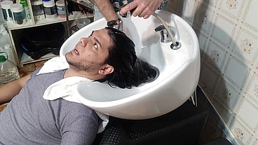 Lavando o cabelo para cortar