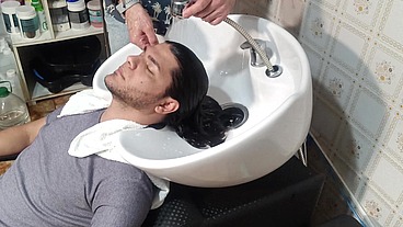 Lavando o cabelo para cortar