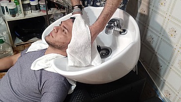 Lavando o cabelo para cortar