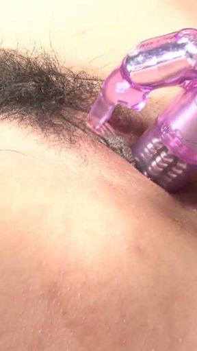Behaarte Asiatische Milf hat multiple Orgasmen   Clip 3