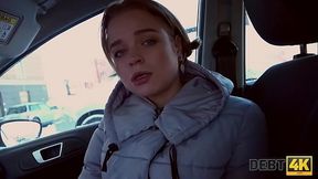 DEBT4k. Jolie mignonne paie la dette qu'_elle a prise pour ses gros faux seins avec sa chatte