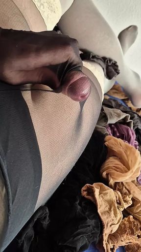 Playing in my Nylons und Cum