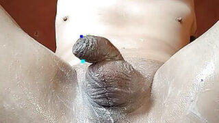 Neobřezaný potetovaný francouzský crossdresser ve spodním prádle dostane svou zející zadek pěstí, močí a tvrdě šuká