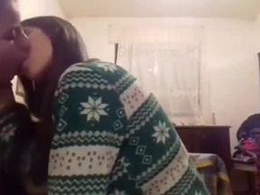 BACIO TRA RAGAZZE BELLISSIMO. AMORE VERO. IN CAMERETTA TRA LORO.