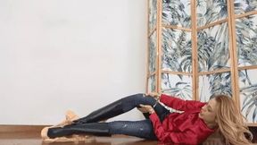 La sfida della ladra incollata - the challenge for stucked thief ( BOOT FETISH ) (WMV - MOBILE VERSION)