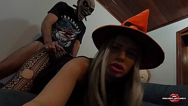 A deliciosa bruxinha Melody Antunes curtiu o Halloween com o Eddie do Iron Maiden e trouxe doces e travessuras, feliz Halloween! PARTE 2