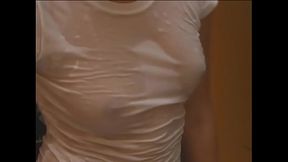 Camiseta molhada no jardim