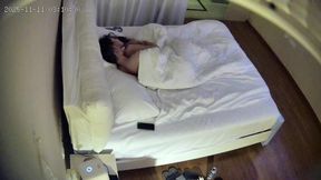 最新流出酒店偷拍 長腿細腰的包臀裙生理期被性飢渴男友按住雙手強行塞入