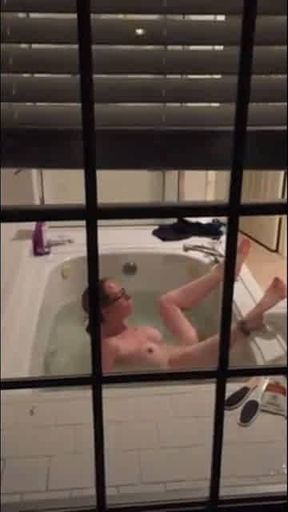 Pela janela espiando vizinha na banheira