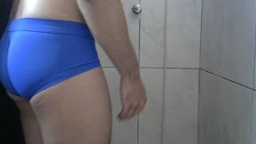 brave person wet lycra spandex underwear briefs jerk off punheta no banho de cueca de lycra molhada