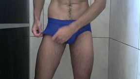 brave person wet lycra spandex underwear briefs jerk off punheta no banho de cueca de lycra molhada