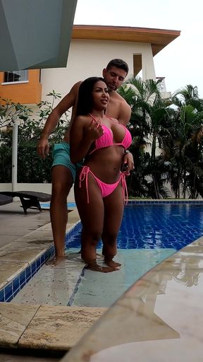 Big Tits Thai Bombshell Gets Beach Picked up