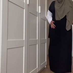 Syrian Slut in Hijab Without Panties Caresses Her Clitoris Close-up