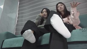 Ci Ci and Yi take off their socks