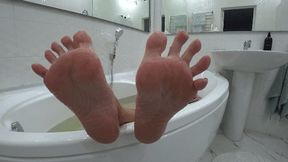 Damp and wrinkled feet after a bath d