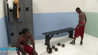 Vídeo hardcore del joven tatuado Tyler Trenton, follado analmente por una BBC