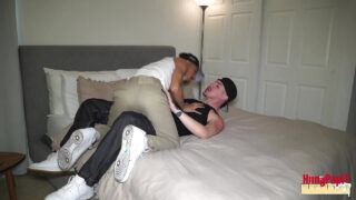 ادی بلانکو قبل از سکس مقعدی شدید در حمام، سانتو خورخه را عمیقا می‌بلعد.