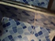 Mi Novio Me Hace Venir y Orinar de Placer Cuando lo Encontré en la ducha Masturbándose