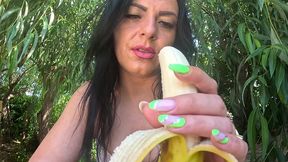 i love big bananas, they fill my mouth.