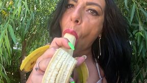 i love big bananas, they fill my mouth.