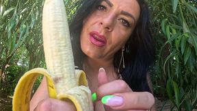 i love big bananas, they fill my mouth.