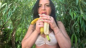 i love big bananas, they fill my mouth.