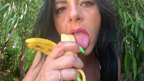 i love big bananas, they fill my mouth.