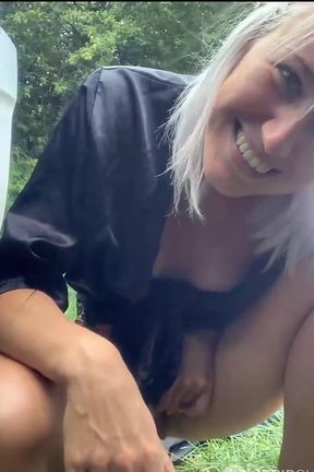 Blonde Pees in the Doggy Positinal