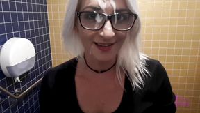 Cum walk facial in a busy mall