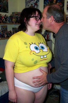 Nerd dad fingers his daughter's age-gap chubby body
