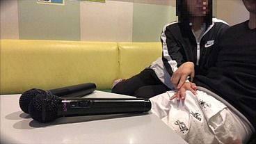 Tind◯rで誘った女子大生とカラオケでセックスした若い2人