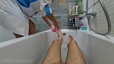 AT THE HOTEL, THE CLEANING LADY JERKS OFF THE CLIENT'S PENIS