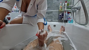 AT THE HOTEL, THE CLEANING LADY JERKS OFF THE CLIENT'S PENIS
