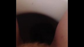 Petit pipi dans les toilettes