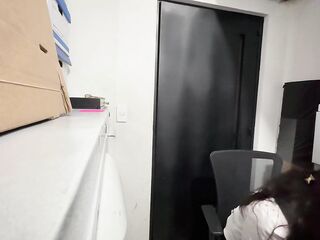 Compañera nalgona de trabajo tiene sexo en la bodega.