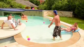 Een hete blond met borsten wordt in een groep geneukt door meerdere lullen bij het zwembad.