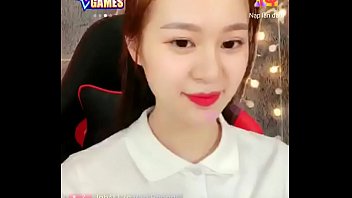 Em g&aacute_i &aacute_o trắng tinh kh&ocirc_i ngồi livestream tr&ecirc_n Uplive