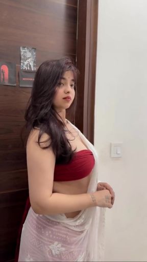 Hot desi dancer shakes it in a saree