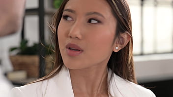 Real estate agent May Thai seduces client for raw fucking