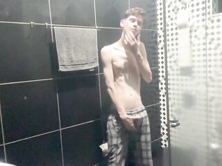 Kedoimath - A twink just showing your body in advance of shower