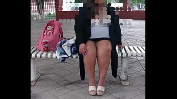 Beruka bien cachonda va al parque bien enchufada con su juguete sexual en su enorme panocha