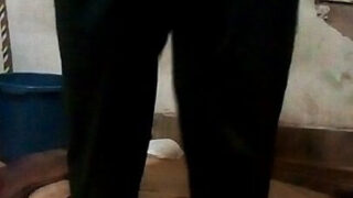 Unga crossdresser homosexuella horor får anal creampie