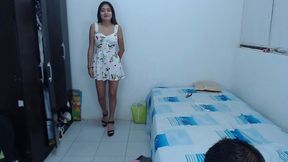 trio con mi hermanastra virgen marianita y mi esposo, le mostramos como se siente caminar con el semen en sus pies en sus tacones altos