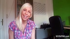 Sie Erwischt Ihn Beim Wichsen Und Hilf Mit Einem Handjob