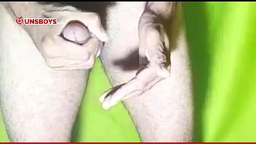 Menino brasileiro gozando gostoso em um fundo de chroma key
